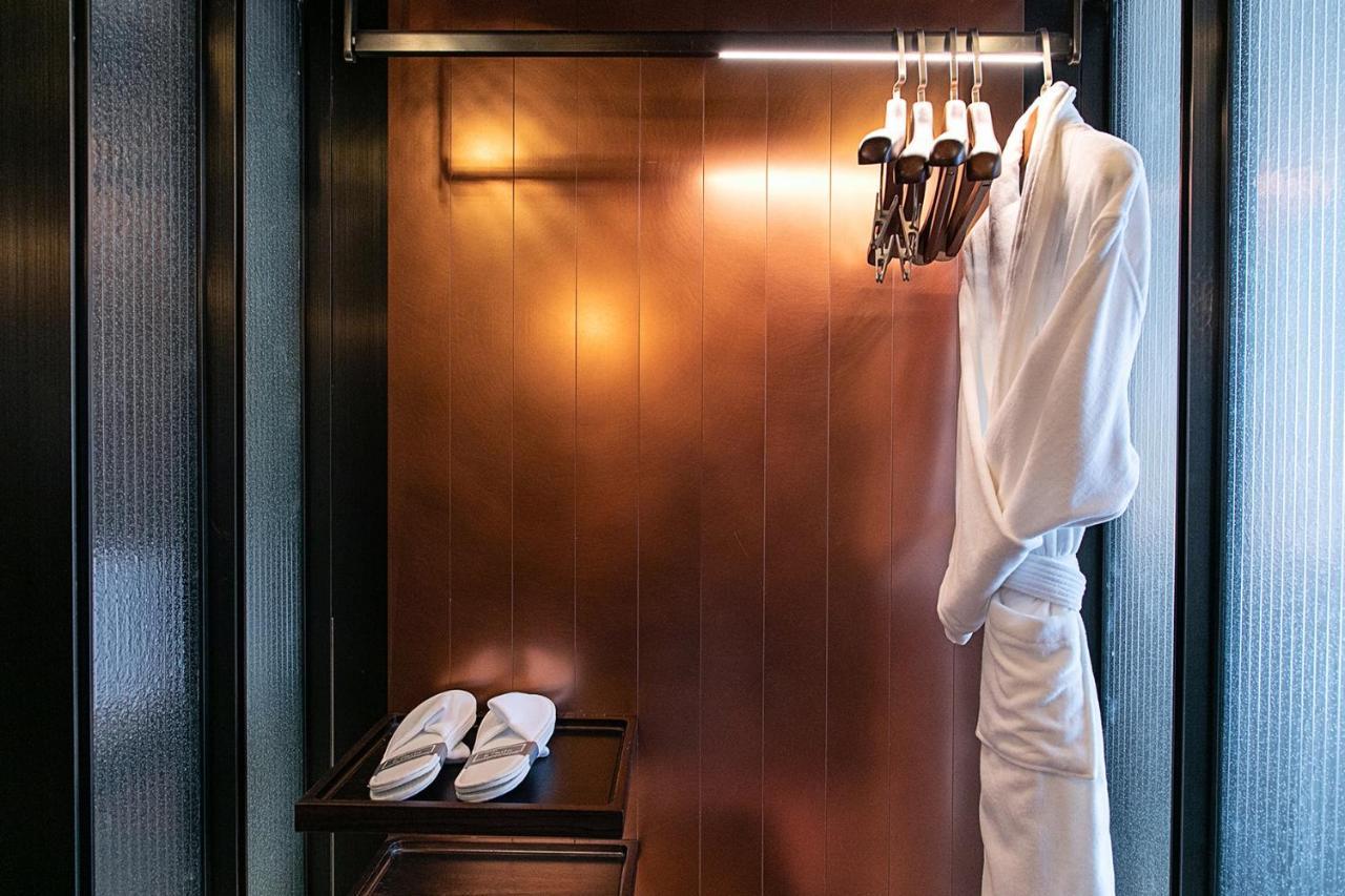 北京大兴国际机场木棉花酒店 外观 照片 A bathrobe and slippers in a hotel room