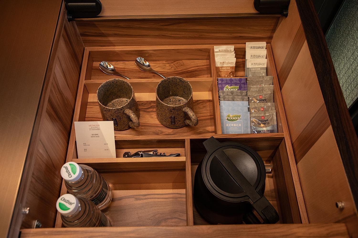 北京大兴国际机场木棉花酒店 外观 照片 A tea and coffee making facility in a hotel room